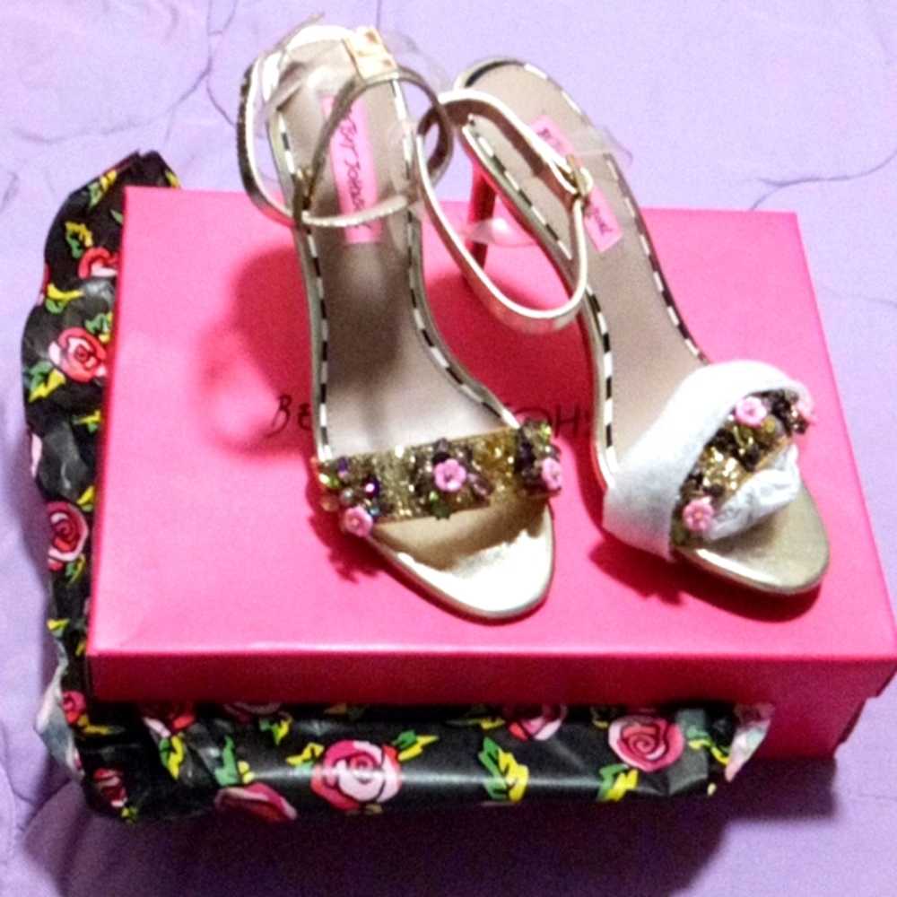 Betsey Johnson Gold Multi heels sz 7